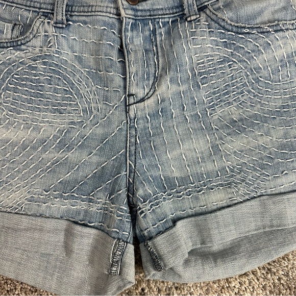 Anthropologie Pilcro Embroidered Denim Shorts 25 cuffed hem midrise 2.5 inseam - Picture 4 of 11